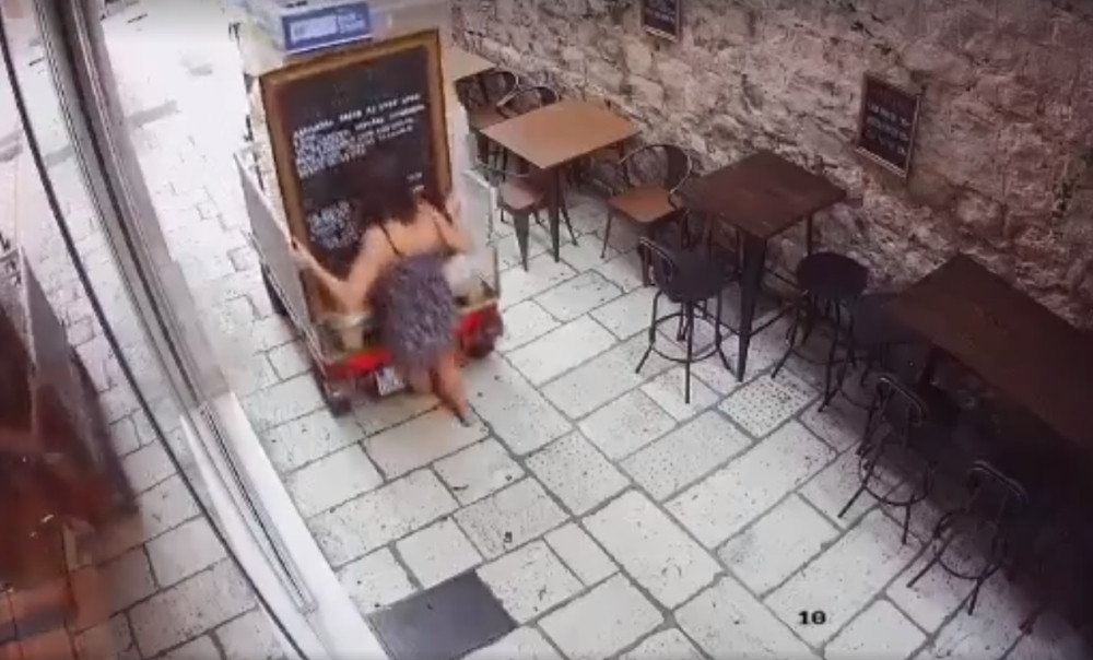 Bizarna nesreća ispred kafića, devojka pala kao sveća (VIDEO)