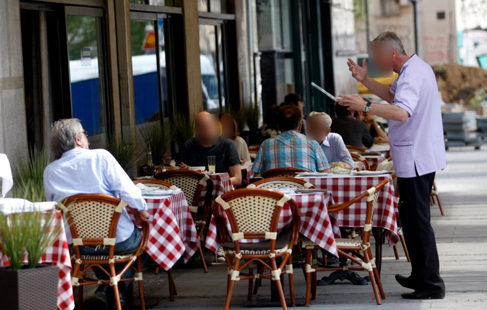 Krvnički ga tukao mašicama za roštilj, ovaj zgrabio stolicu, nećete verovati ko je izvukao deblji kraj