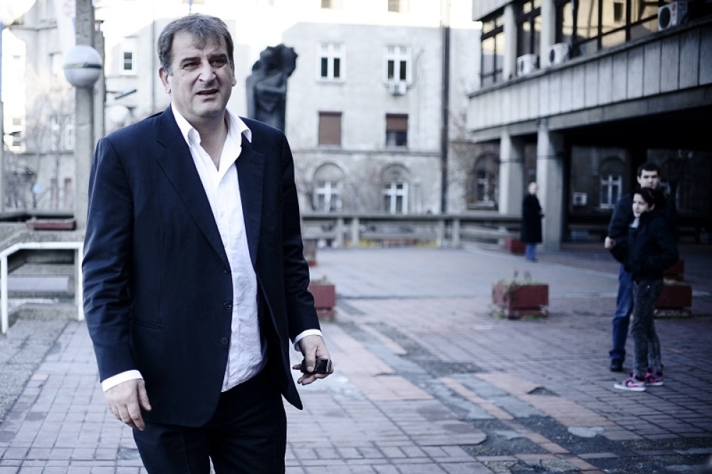 Na ČUMETOVOG ČOVEKA pucali iz automobila u pokretu!