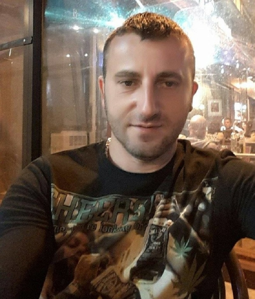 Dolazili su mi u kontra smeru i upalili duga svetla, samo sam stigao da vidim cev pištolja, a onda...