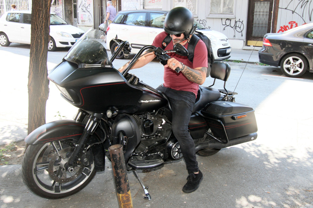 Luka Lazukić na motoru stigao u Centar za socijalni rad da vidi ćerku, a svi su ZEVALI U JEDAN DETALJ NA NJEGOVOM TELU! (FOTO)