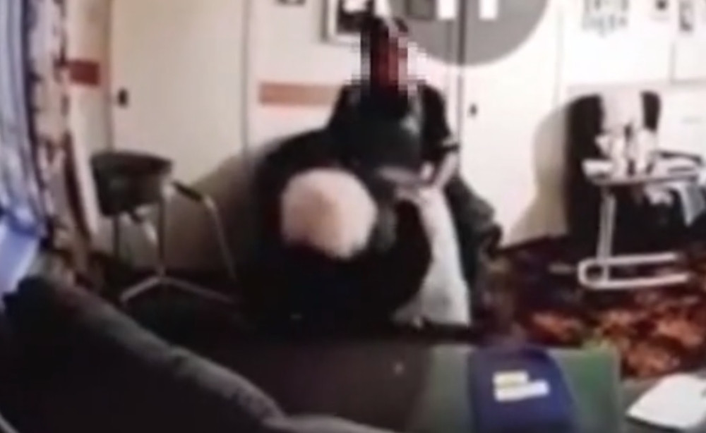 Negovateljica izmučila teško pokretnu baku (94), potom pala preko nje, a onda je usledio pakao (VIDEO)