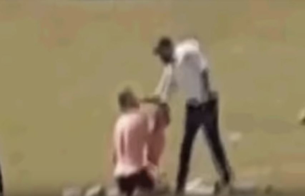 Seksali su se u parku prepunom dece, na mestu gde ih svi vide, a onda je prišao besni otac i nastao je haos! (VIDEO)