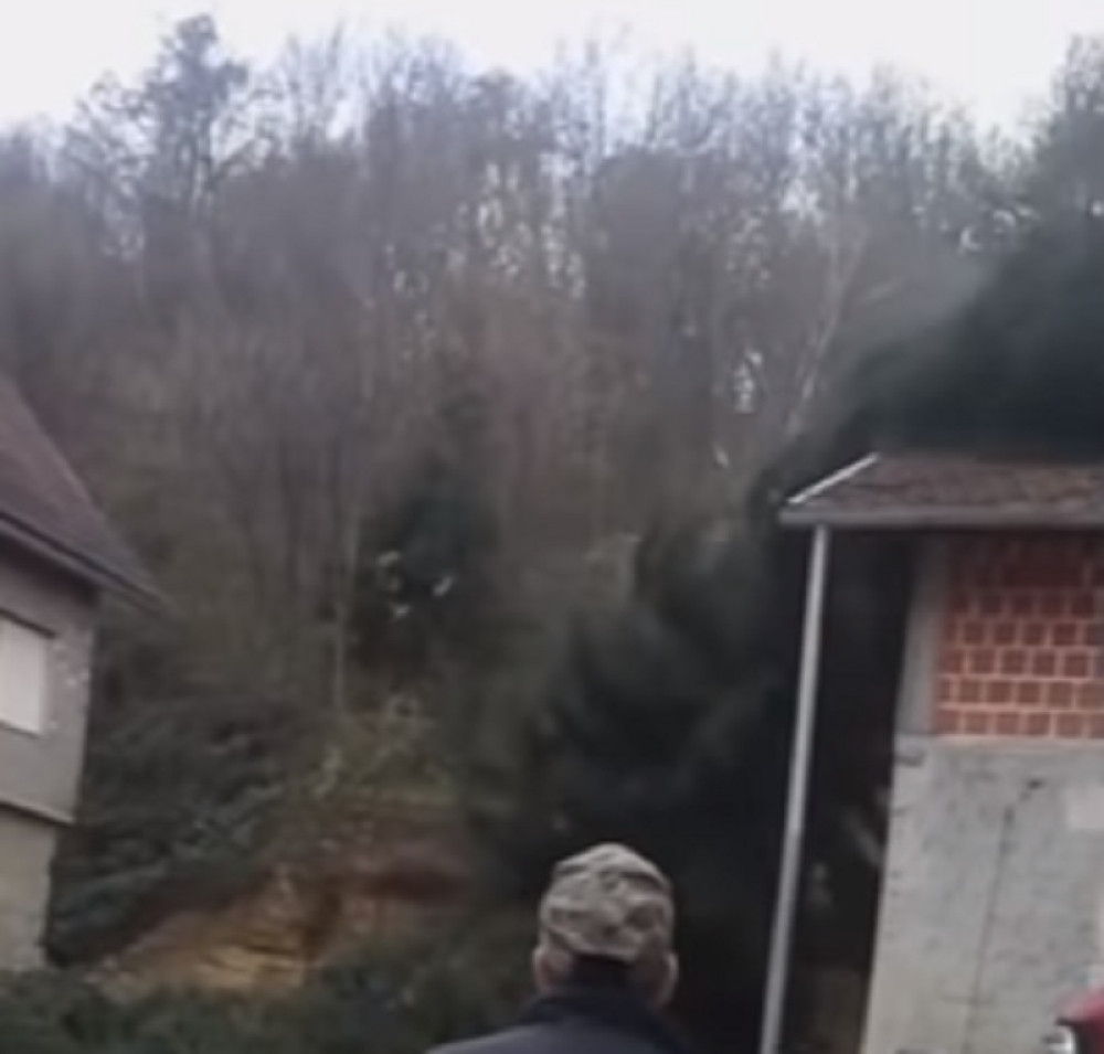 Marko sekao drvo, pa ga oborio komšiji na kuću, USLEDILA JE DRAMA O KOJOJ BRUJI ČITAV REGION