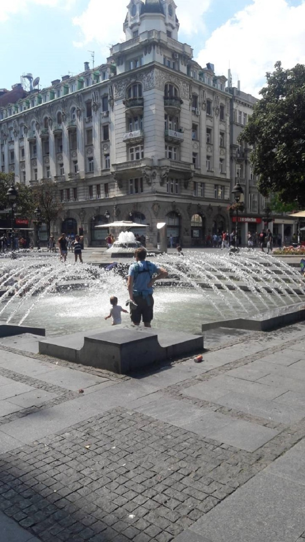 Bebac našao način da se rashladi u centru paklenog Beograda, ODUŠEVIĆETE SE!
