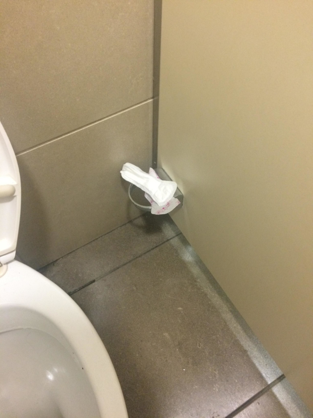 Privedena zbog seksa na javnom mestu, pa iznervirana gađala policajca ISKORIŠĆENIM ULOŠKOM - i pogodila!