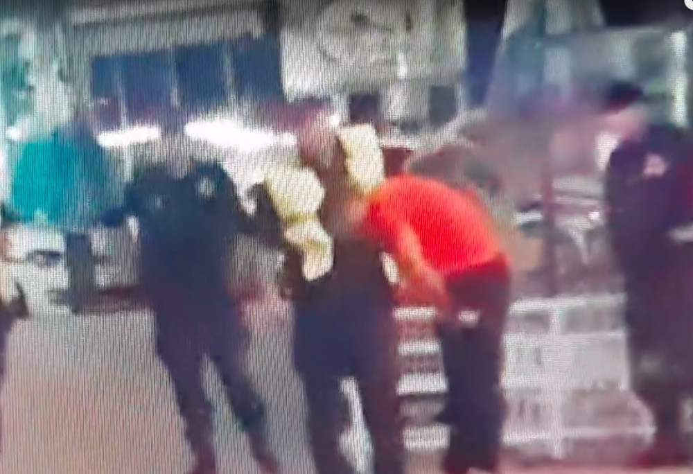 Policajac dreknuo: "Šta kažeš?", a onda opalio šamar čoveku, ovaj se umalo srušio!