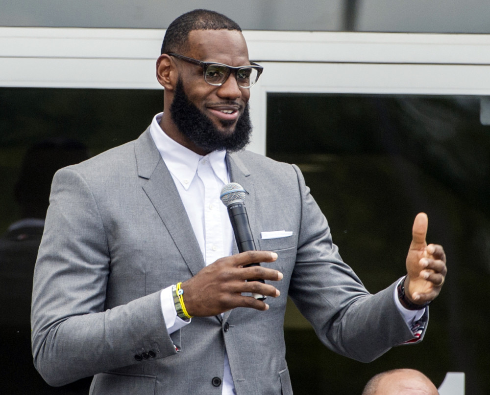 Lebron PRVI PUT pozirao u dresu Lejkersa, jedna stvar upada u oči (FOTO)