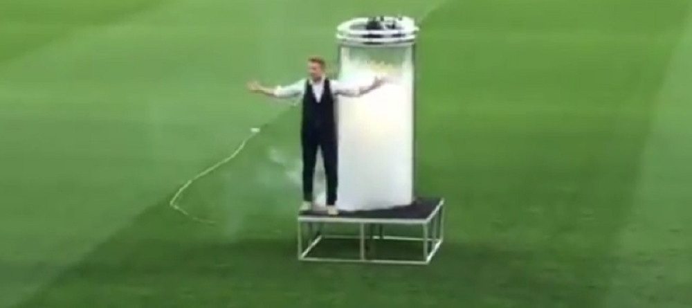 Mađioničar ČUDESNIM TRIKOM predstavio novo pojačanje slavnog kluba! (VIDEO)