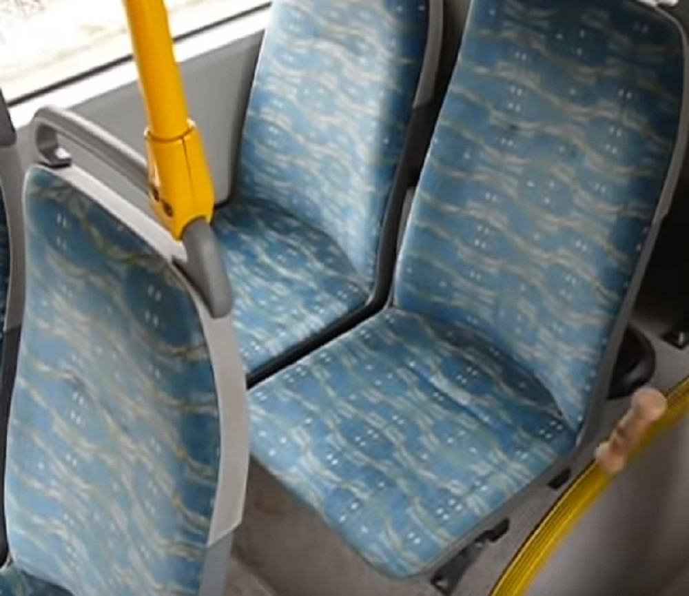SIGURNO NISTE ZNALI zašto su sedišta u autobusu šarena, a kada vidite razlog, voleli biste da nikad niste ni saznali