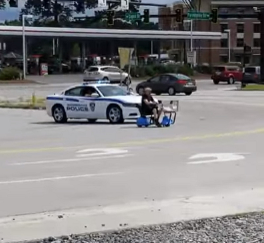 Pući ćete od smeha kad pogledate najsporiju policijsku poteru ikada!