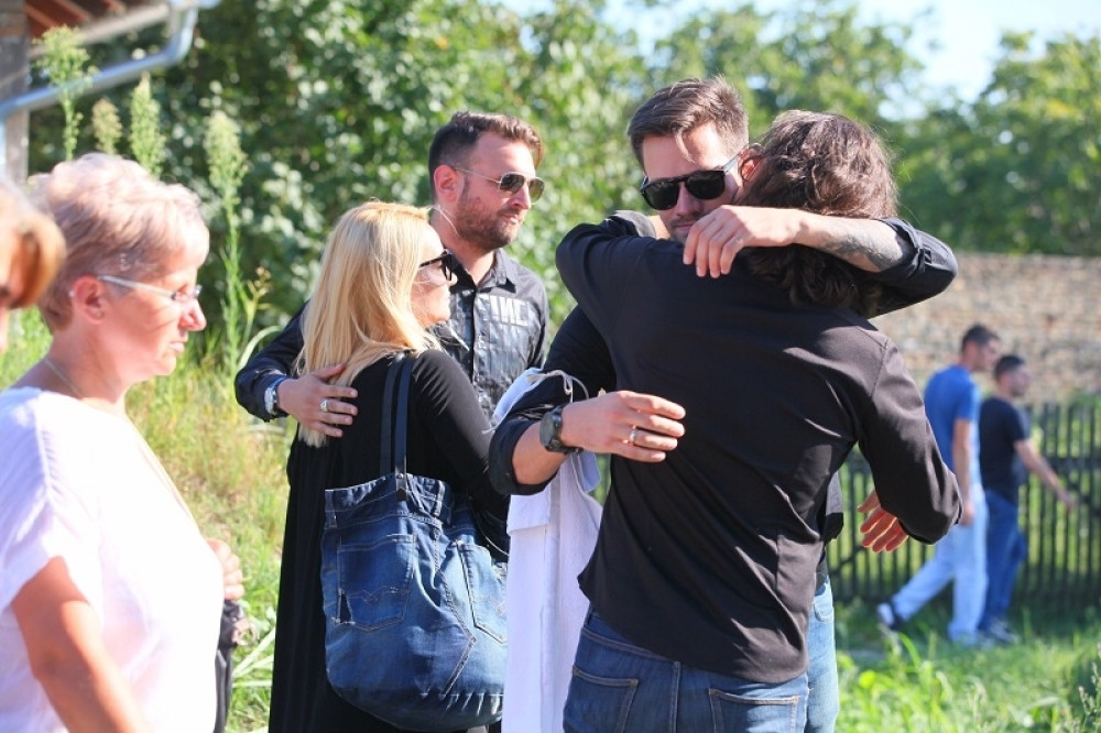 GOCA TRŽAN TEŠILA RODITELJE UBIJENOG KUMA Roker ispraćen uz zvuke pesme „Piši mi“