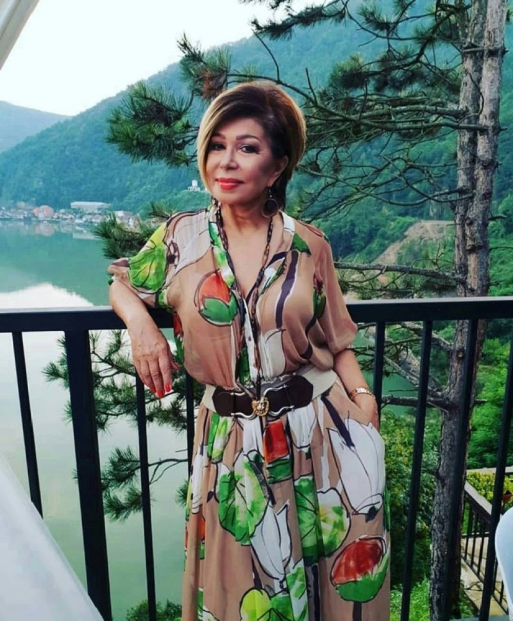 ŽENA ZVANA HARIZMA Neda Ukraden pre 10.000 ljudi pokazala neverovatnu energiju! (VIDEO)