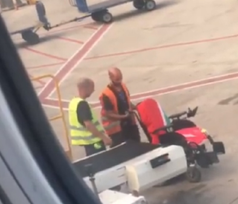 Radnici aerodroma uništili devojci invalidska kolica i umesto izvinjenja, dobila je najveću sramotu i poniženje (VIDEO)