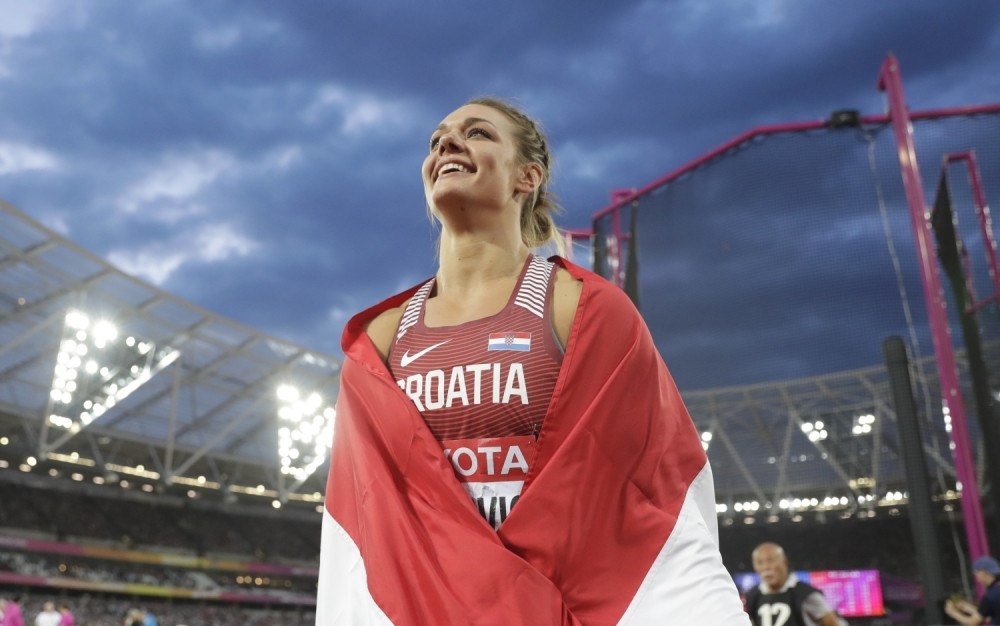 Prvo je počela da POKAZUJE S*SE, sad "DVOGLAVOG ORLA", Sandra šta je sledeće? (FOTO)