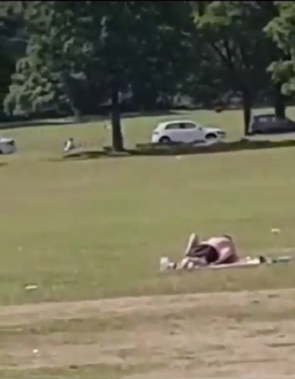 Muškarac i žena IMALI SEKS U DEČIJEM PARKIĆU, usred bela dana!