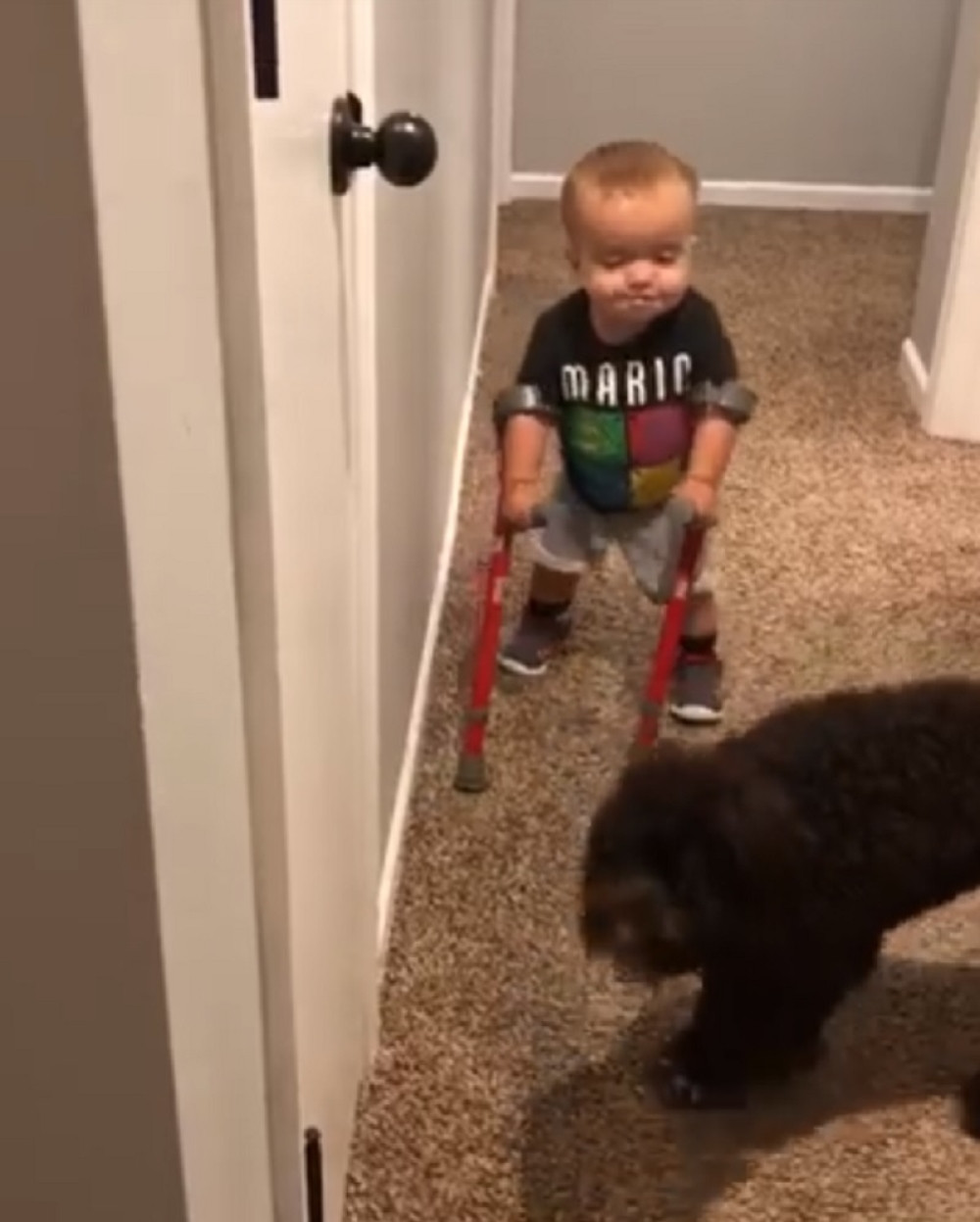 Snimak bolesnog dečaka (2) koji pokušava da prohoda, nateraće vam SUZE NA OČI! (VIDEO)