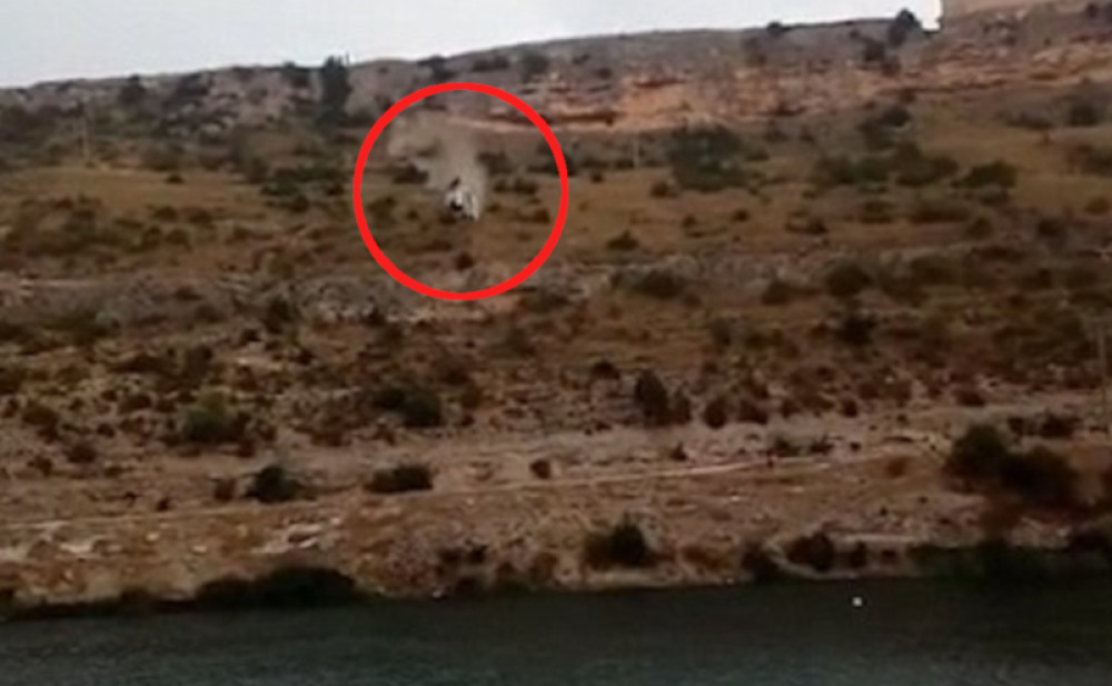 Zaboravio ženu u kolima i izašao da napravi fotografiju, a onda je usledila UŽASNA NESREĆA (VIDEO)