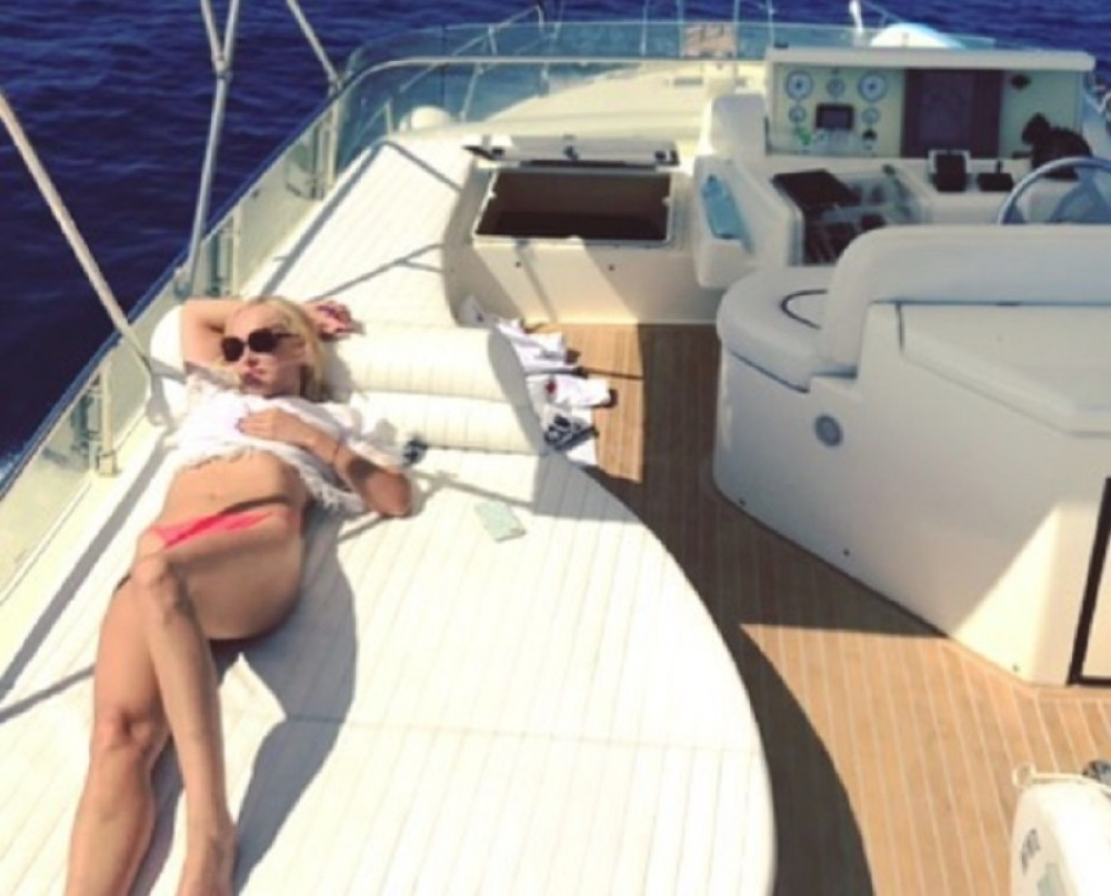 ŽENA NAŠEG POZNATOG GLUMCA SE FOTKALA U TOPLESU NA JAHTI! Zaprepastićete kada vidite kako izgleda u 6. deceniji