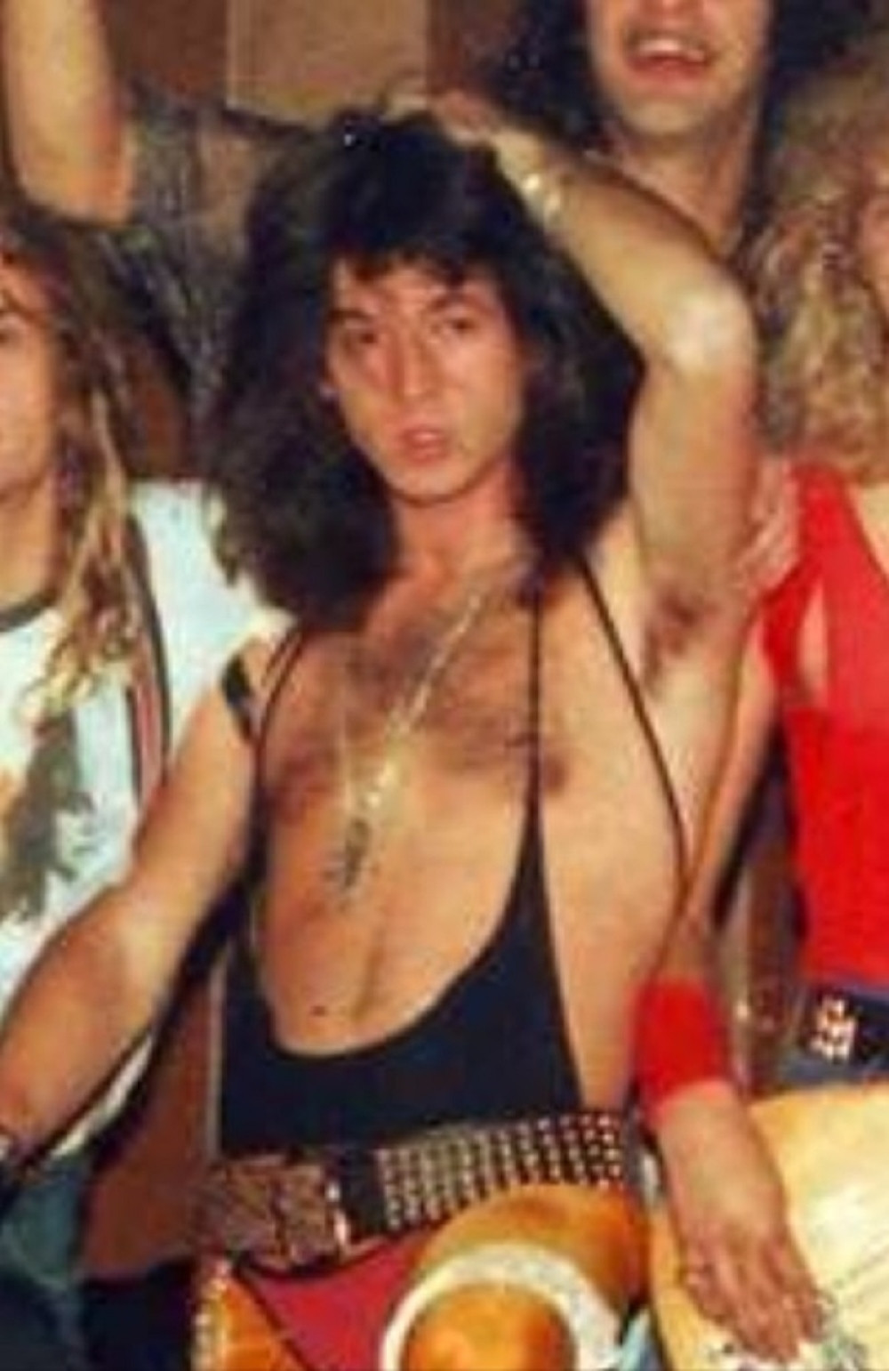 DUGA KOSA I ŠOK GARDEROBA Kladimo se da nećete provaliti ko je pevač sa slike a svi ga znate!