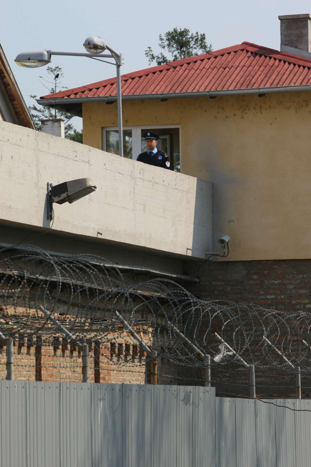 Zaljubljenom "bombašu" MESEC dana pritvora!