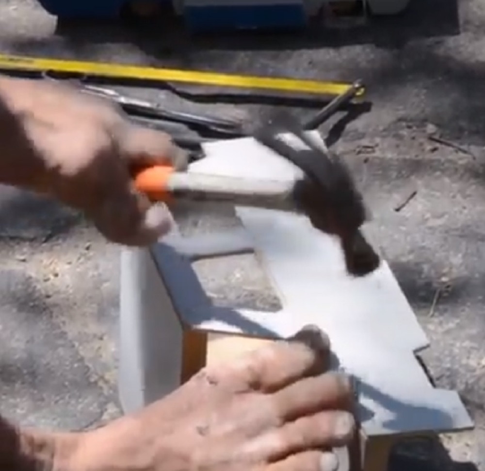 Izgubio je ruke, ali zato nogama čini čuda i oduševljava decu (VIDEO)