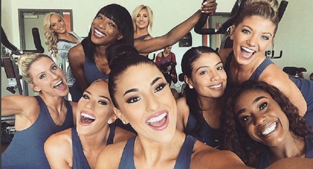 Skinule se navijačice slavnog tima, lizale slatkiše, mrdale GUZAMA i simulirale seks! (FOTO)