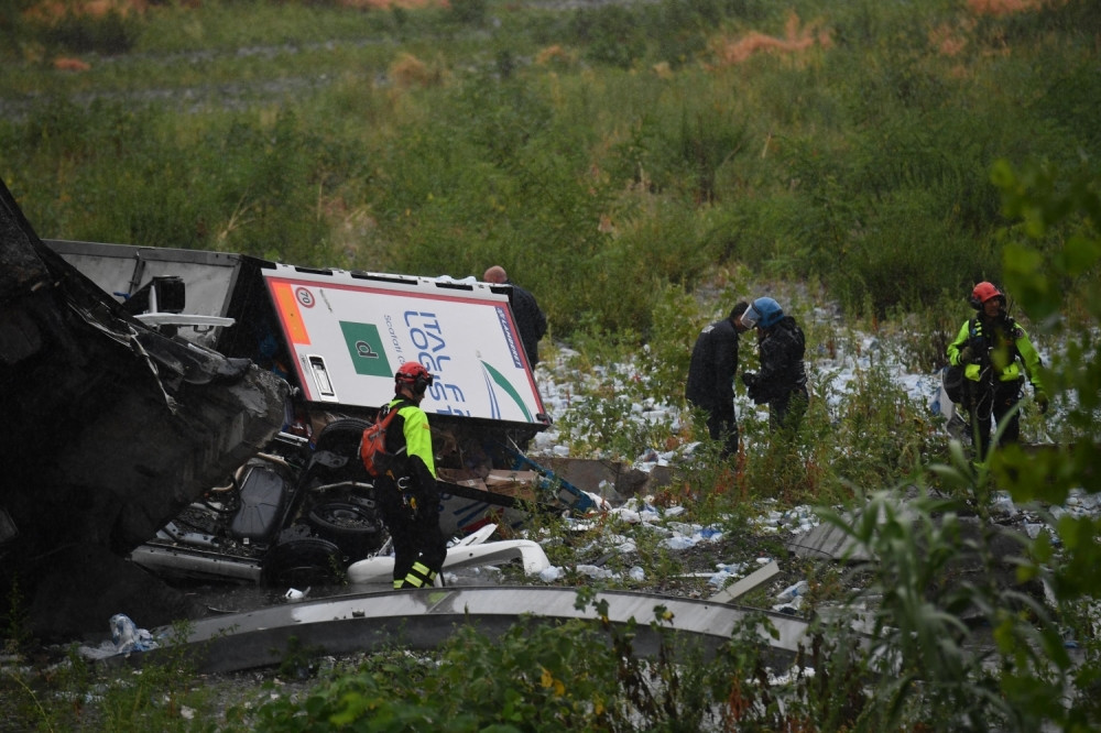 "LETEO SAM 30 METARA U AUTOMOBILU" Bivši golman čudom preživeo PAD U AMBIS kada se urušio most u Đenovi