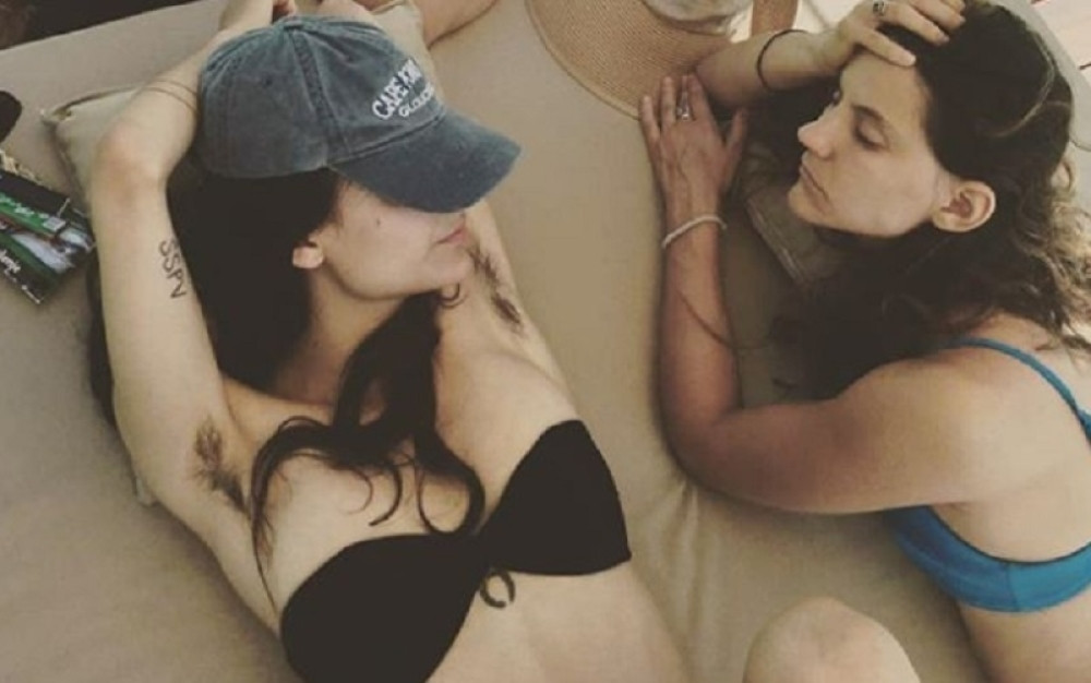 Ćerka Radeta Šerbedžije pomera granice! Prvo je pustila ogromne dlake ispod ruke, a sad se snimala skroz gola sa drugaricama!