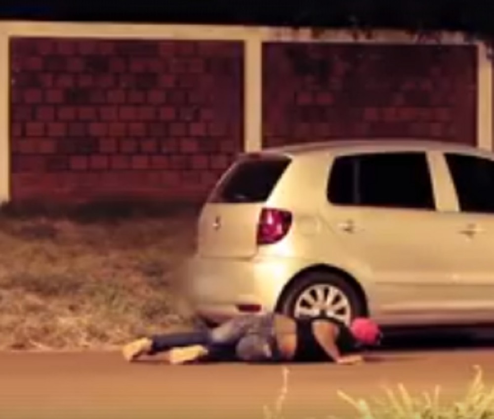 Imali seks utroje u automobilu, a kada vidite šta je uradio mladić spolja, plakaćete tri dana od smeha (VIDEO 18+)