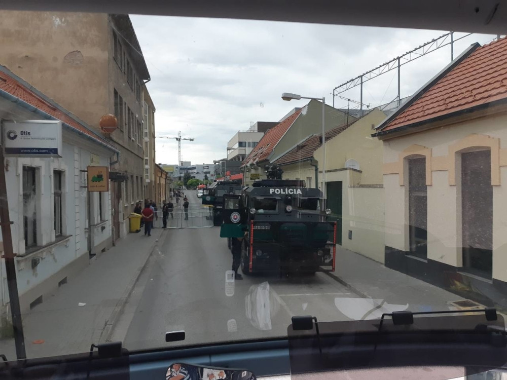Slovaci kao da očekuju RAT, Delije DOČEKALA BORNA KOLA ispred stadiona! (FOTO)