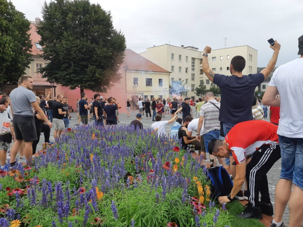 Apsolutni hit je GOLOGUZA KONOBARICA iz Trnave! Pogledajte samo kako USLUŽUJE DELIJE! (FOTO)