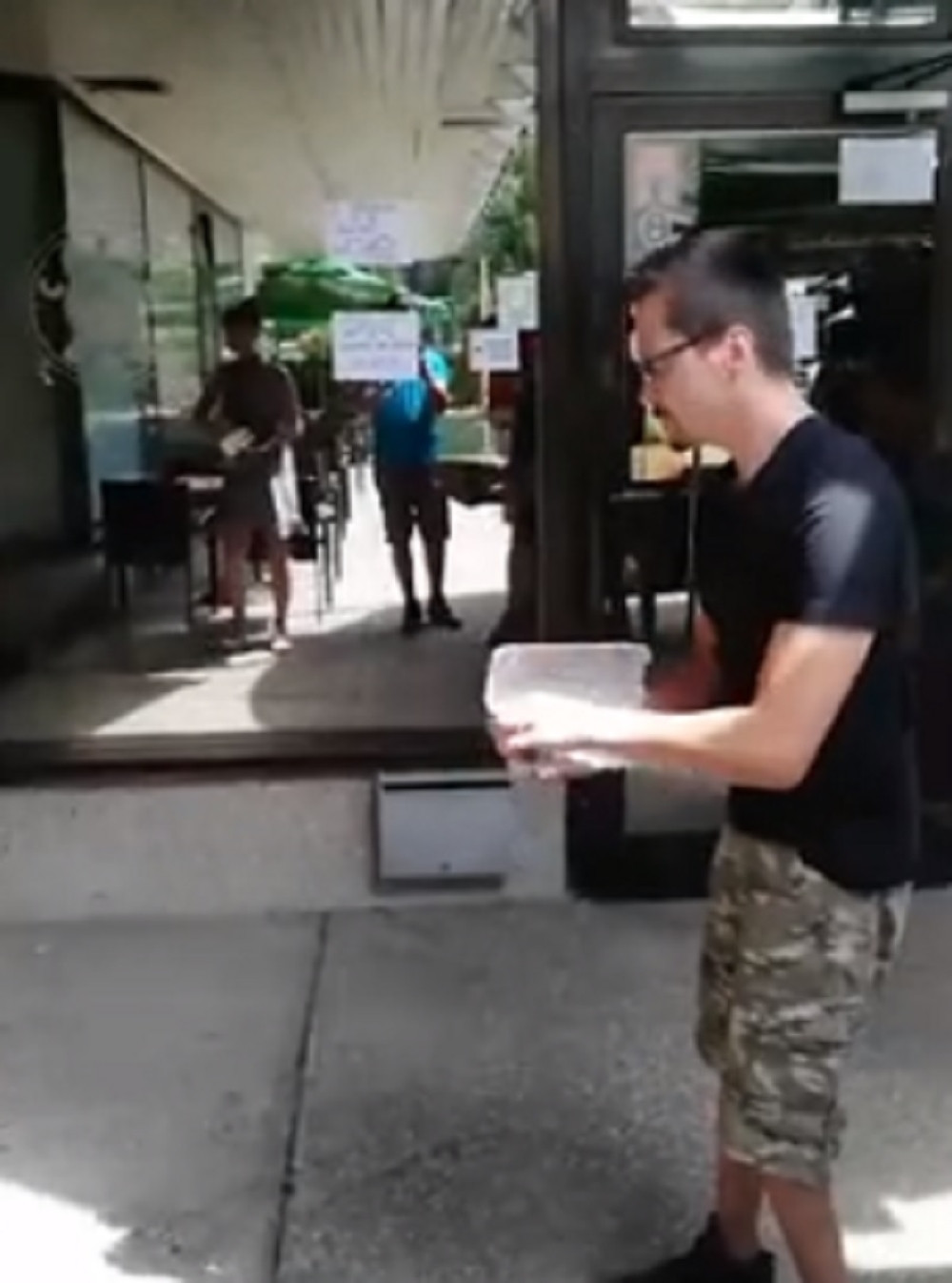 Došao ispred ministarstva sa kutijom jaja u naručju, usledila je drama