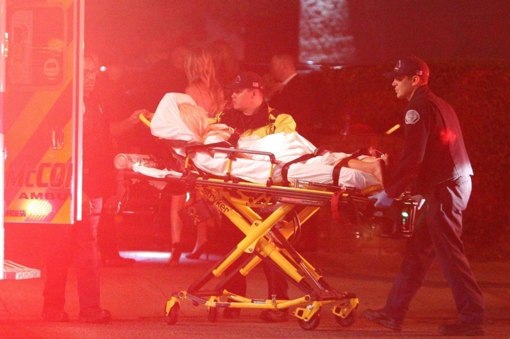 DRAMA! JEZIV PRIZOR! Popularna starleta vezana leži dok je HITNA POMOĆ vozi u bolnicu!