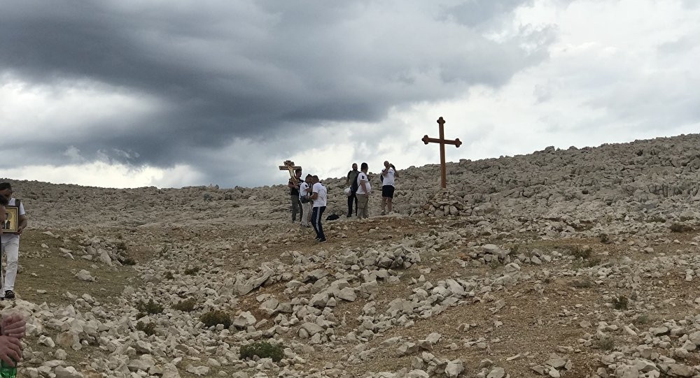 Decu terali da sebi iskopaju grobove, pa ih u njima ubili i preko njih bacili kamenje!