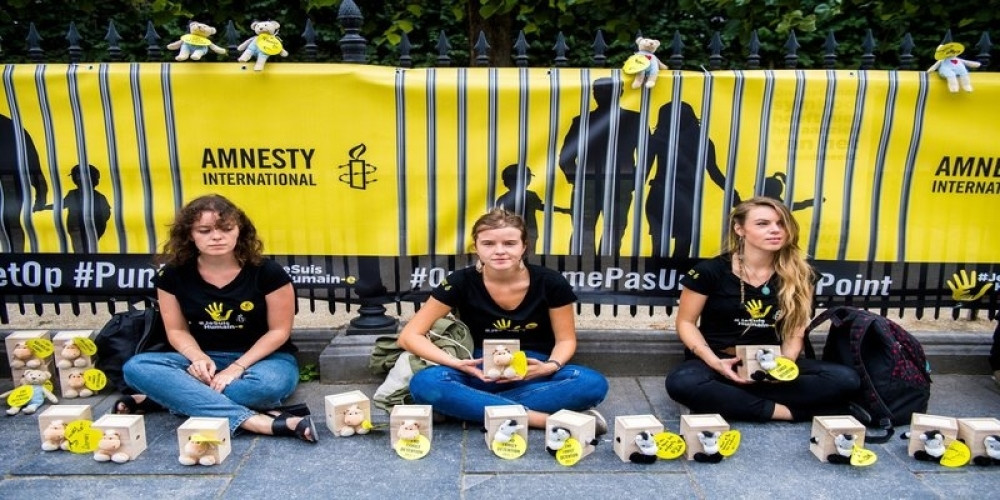 SRBI ZATVORENI U KAVEZ Porodica sa malom decom koju Belgija proteruje stigla u prihvatilište koje liči na GVANTANAMO