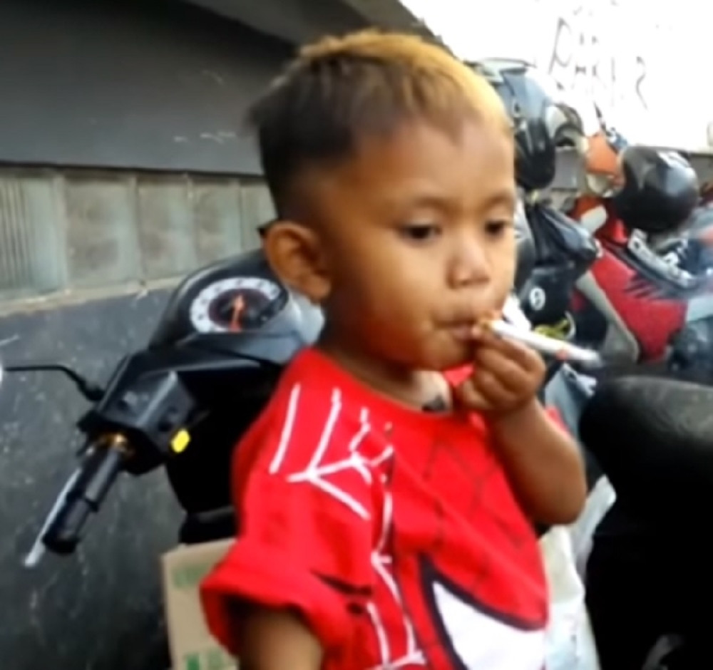 Dečak (2) puši 40 cigareta dnevno, zaprepastićete se kad vidite ko mu ih kupuje