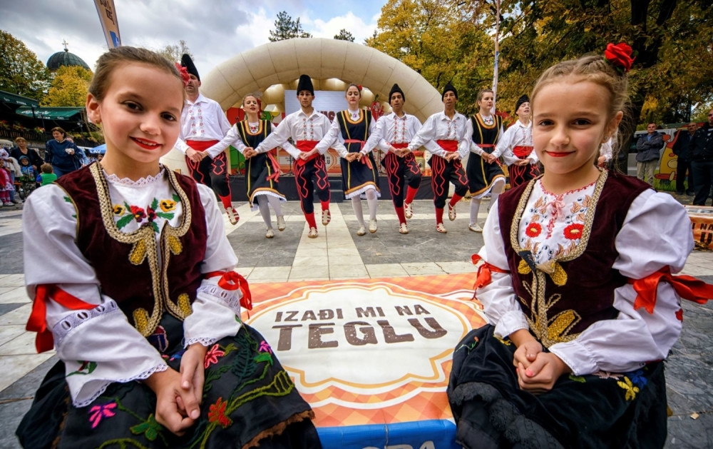KO PRAVI NAJBOLJI AJVAR U SRBIJI? Jubilarna peta sezona karavana „Izađi mi na teglu“