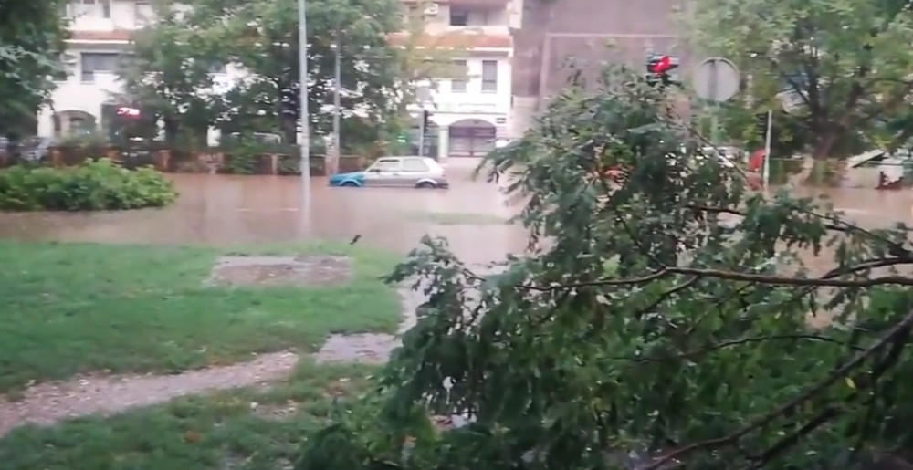 Vetar obarao drveće, grad uništio useve, a talas se kreće KA SRBIJI