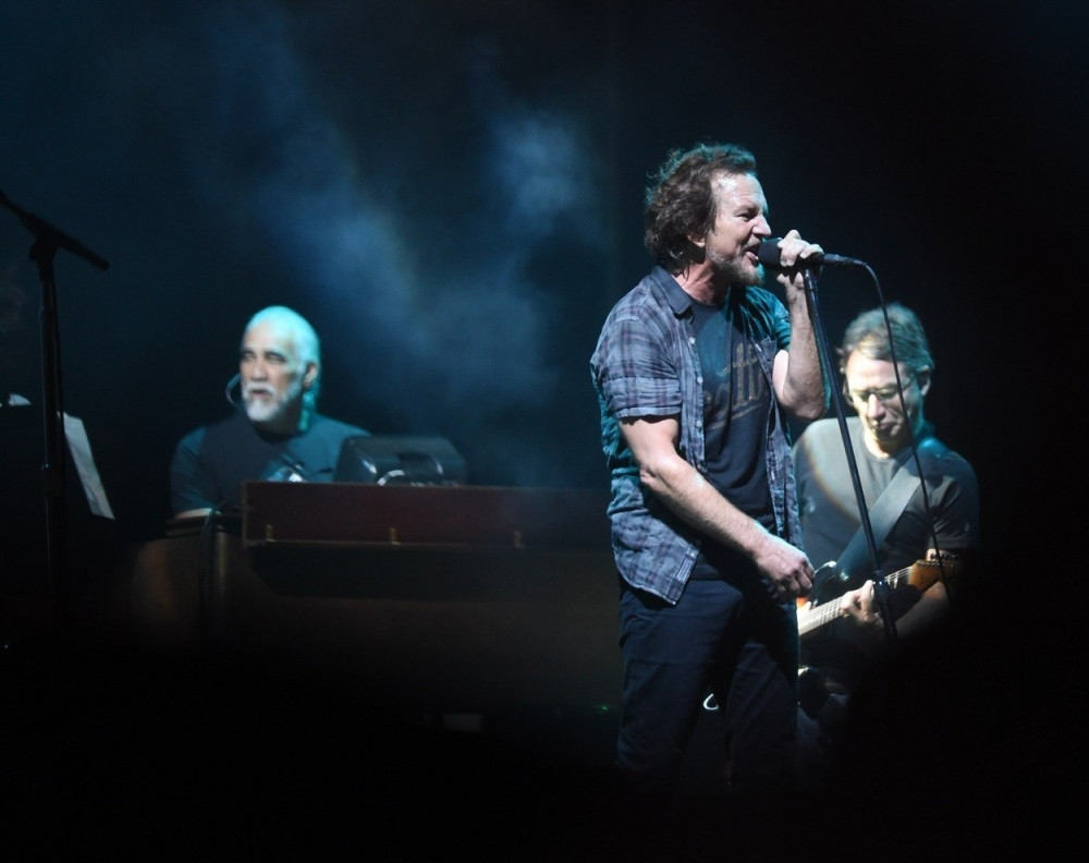 ČUVENI BEND žestoko iznervirao političare, PERJE LETI NA SVE STRANE!