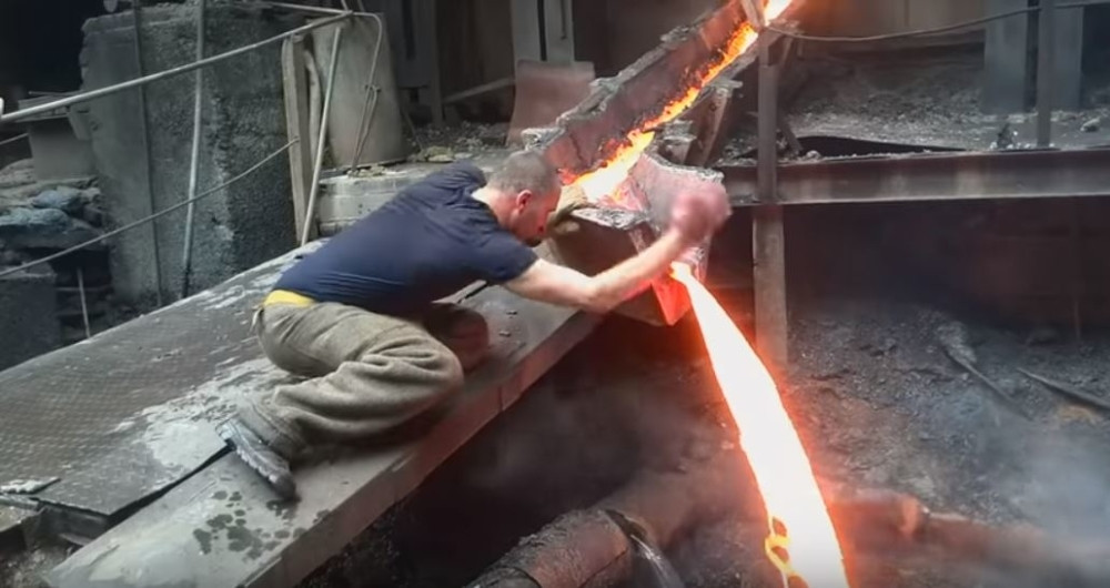 Stavio je ruku ispod mlaza usijanog čelika, ono što se desilo je neverovatno