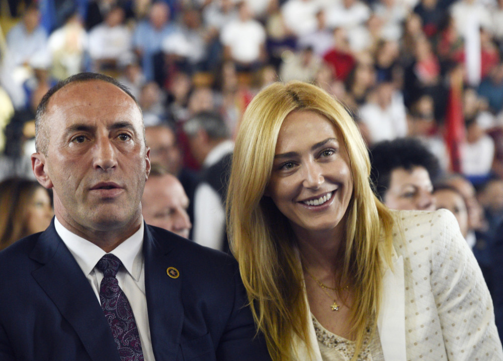 Dok se Haradinaj sprema da napravi vojsku Kosova u petak, Anita se bahati na najogavniji mogući način (FOTO)