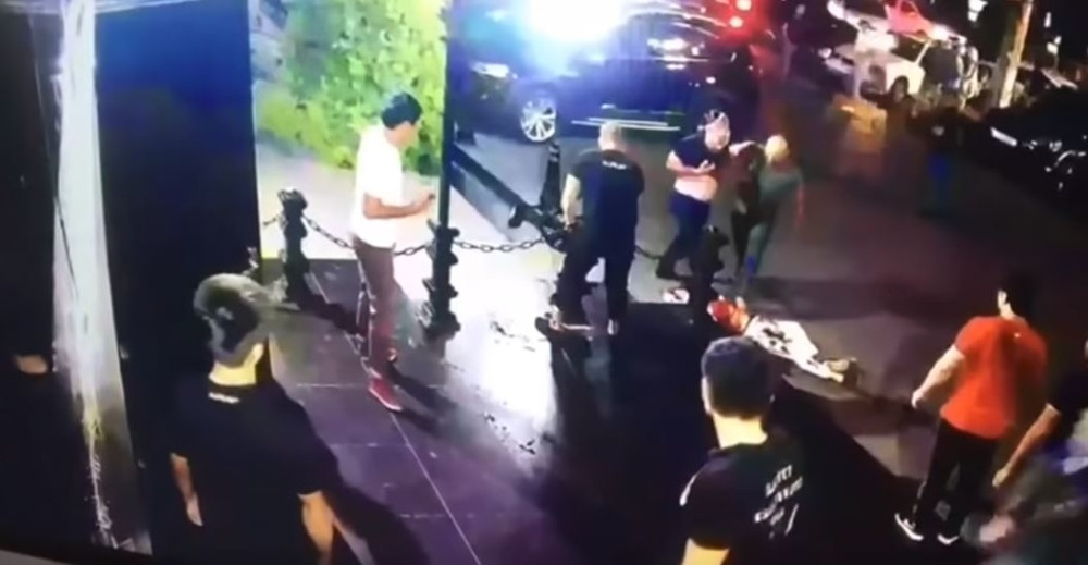 Mlatili ga palicama, izboli nožem i OSTAVILI GA DA UMRE u lokvi krvi! (UZNEMIRUJUĆI VIDEO)