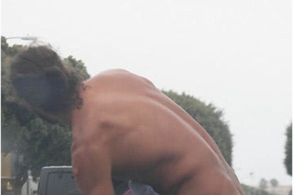 Čuveni košarkaš ŠOKIRAO SVET, uhvaćen SKROZ GO nasred ulice! (FOTO)