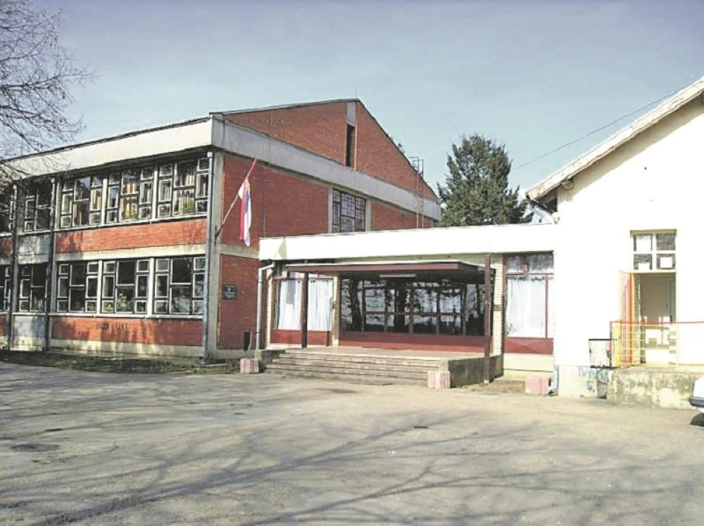 Direktorka zaposlila pola familije