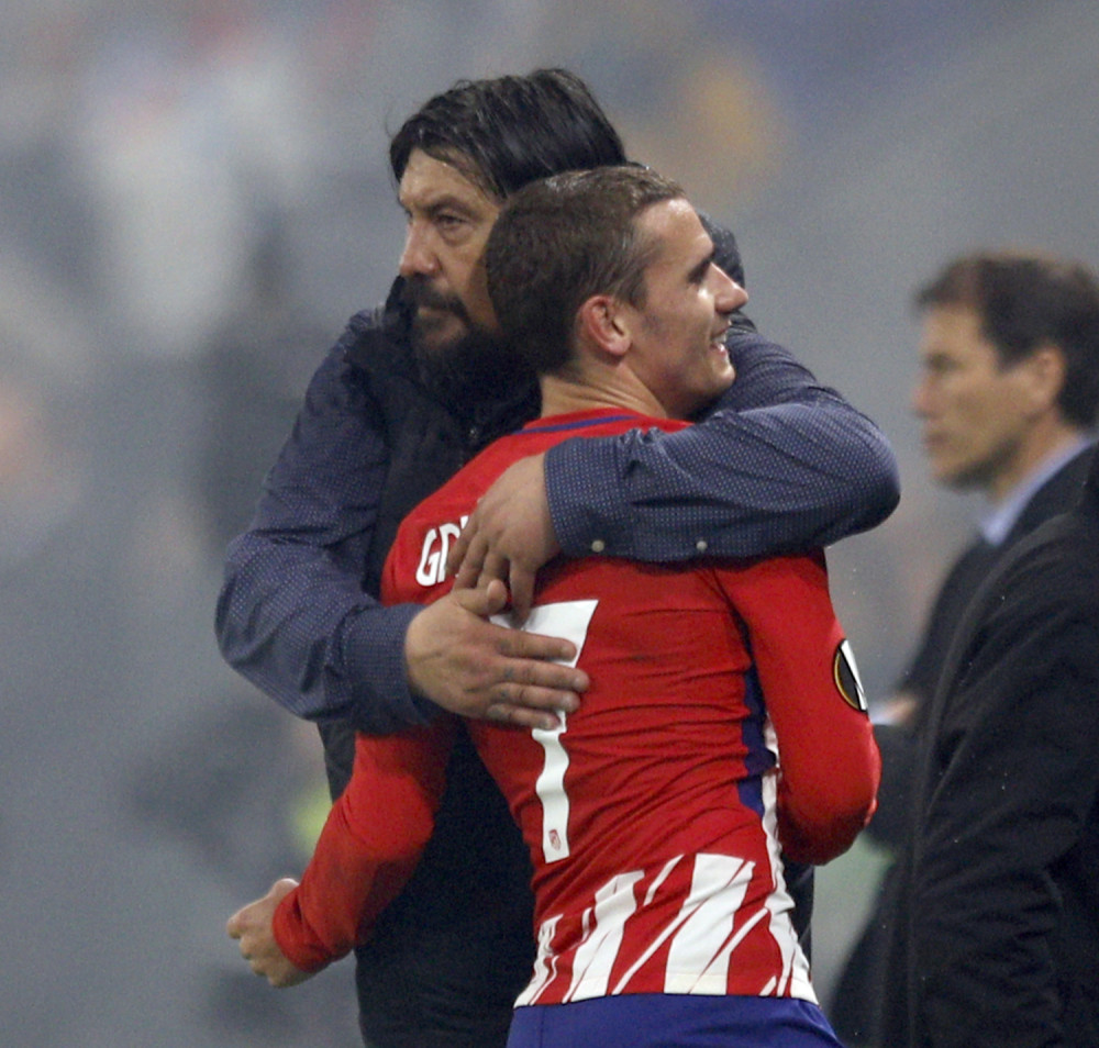 Ovaj lik je pobedio rak, zovu ga majmun, a urlao je na Murinja i hteo da mu OTKINE GLAVU! (VIDEO + FOTO)