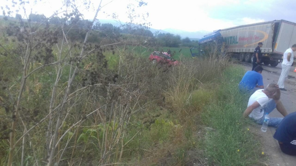 Krenuli po starijeg sina i stradali naočigled ćerkice (9), malenu vatrogasci izvlačili iz smrskanog vozila!