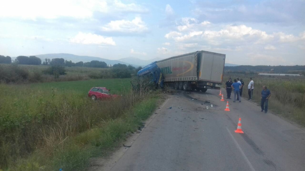 Šleper naleteo na automobil, poginuli otac i ćerka (8), majka u teškom stanju prebačena u bolnicu!