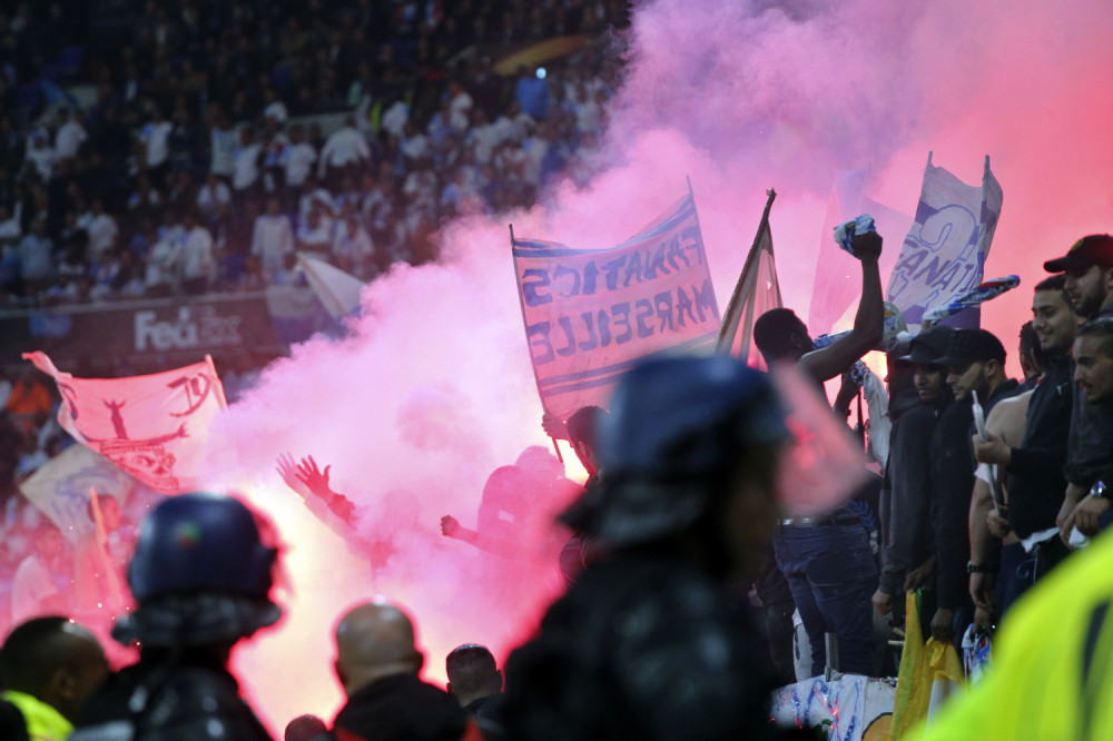 Slovaci divljali po Beču - ZAUSTAVILI voz, opljačkali pumpu, vređali Austrijance po gradu!