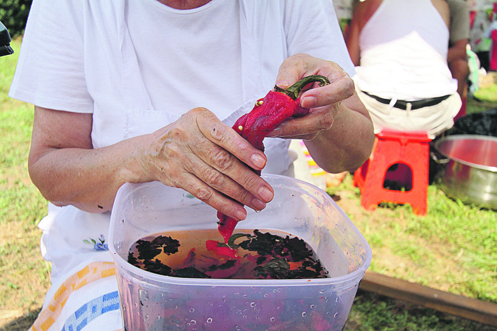 Ko peče papriku na terasi, komunalci će ga opeći po džepu! Pogledajte kolike su kazne i gde još ne smete da pravite ajvar!